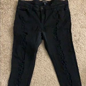 *PLUS SIZE* BLACK RIPPED JEANS
